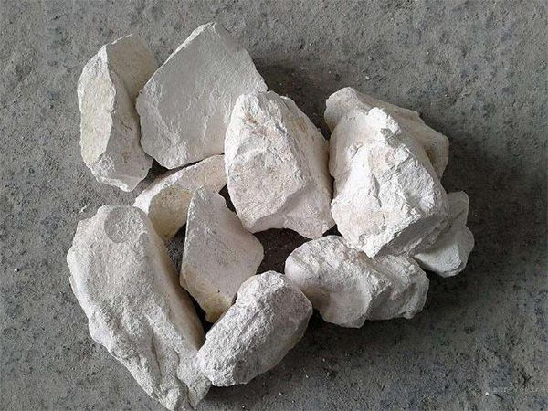 為什么要在魚塘里撒生石灰？